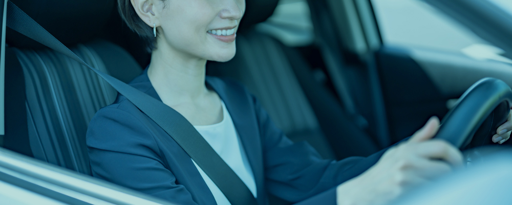 社用車に笑顔で乗る女性
